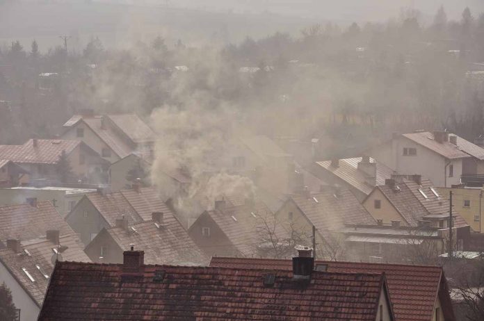 Dym nad dachami domów s1