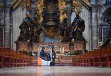 Wielkanoc z wózkami widłowymi w tle wózek widłowy still s1